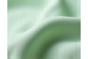 숨 쉬는 듯한 질감의 항균 패브릭 샘플. 미생물 증식을 억제하는 미세한 패턴이 강조되어 있으며, 깨끗하고 신선한 느낌을 줍니다.