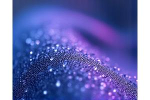 현미경으로 확대된 섬유 표면에 투명한 나노 코팅층이 균일하게 도포되어 자외선을 효과적으로 반사하는 모습.