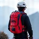 산악 구조대원이 구조 활동에 필요한 전문 장비를 착용하고 안전 전문가와 함께 협력하는 모습.