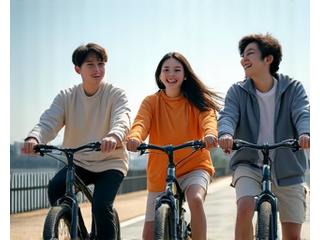 한강 공원에서 자전거를 타거나 피크닉을 즐기는 젊은이들의 활기찬 캐주얼 스타일. 기능성과 활동성을 강조한 패션.